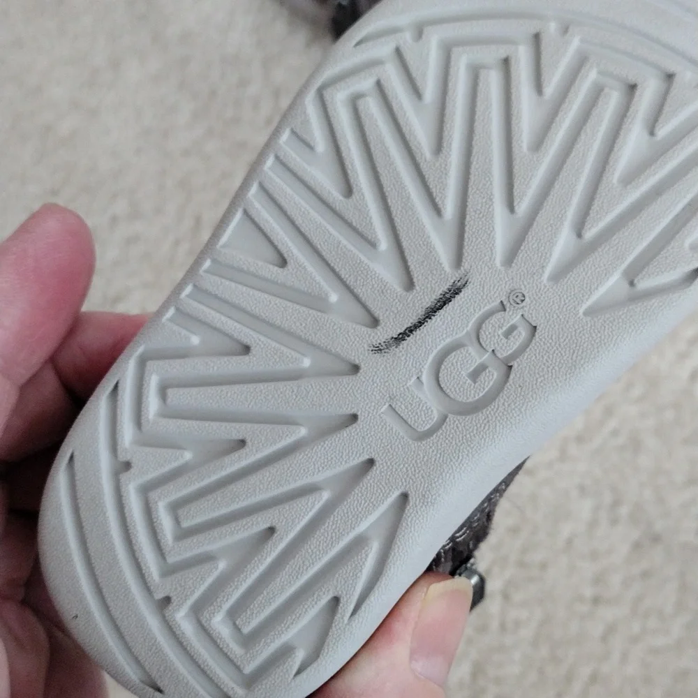 UGG gray suede zip kids ankle boots. NWOT. Size 4/5